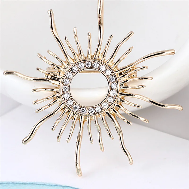 Broșă Sunburst, aurie, în formă de soare, decorată cu zirconiu [1]
