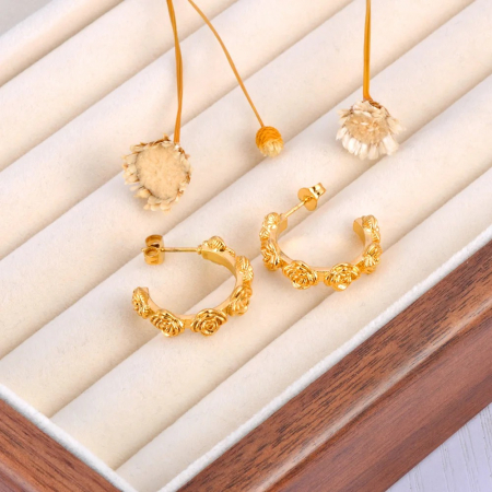 Cercei Frances, rotunzi, aurii, din oțel inoxidabil placat cu aur 18K, cu model floral - Colecția Parisian [1]