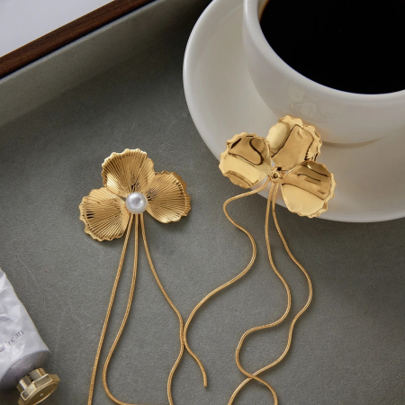 Cercei Ilithya, aurii, lungi, cu perle și model floral, din oțel inoxidabil [3]