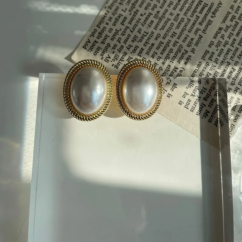 Cercei cu clips Thema, aurii, cu perle si model vintage [3]