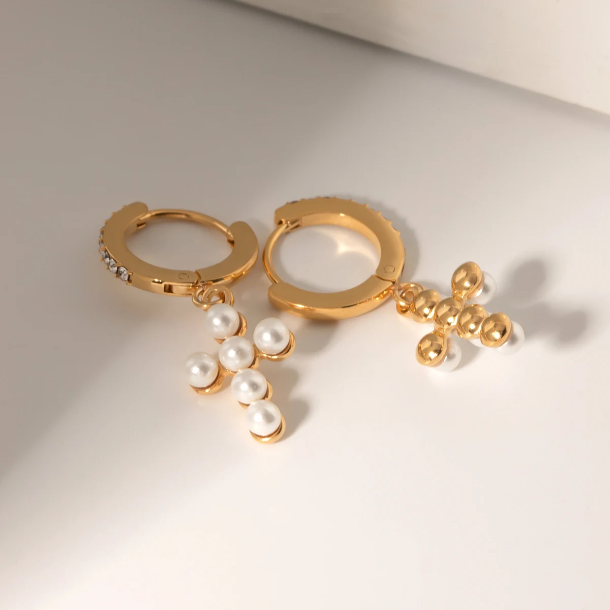 Cercei Maryam, aurii, în formă de cruce, din oțel inoxidabil, perle naturale de cultură și zirconiu, placați cu aur 18K - Colecția Universe of Pearls [3]