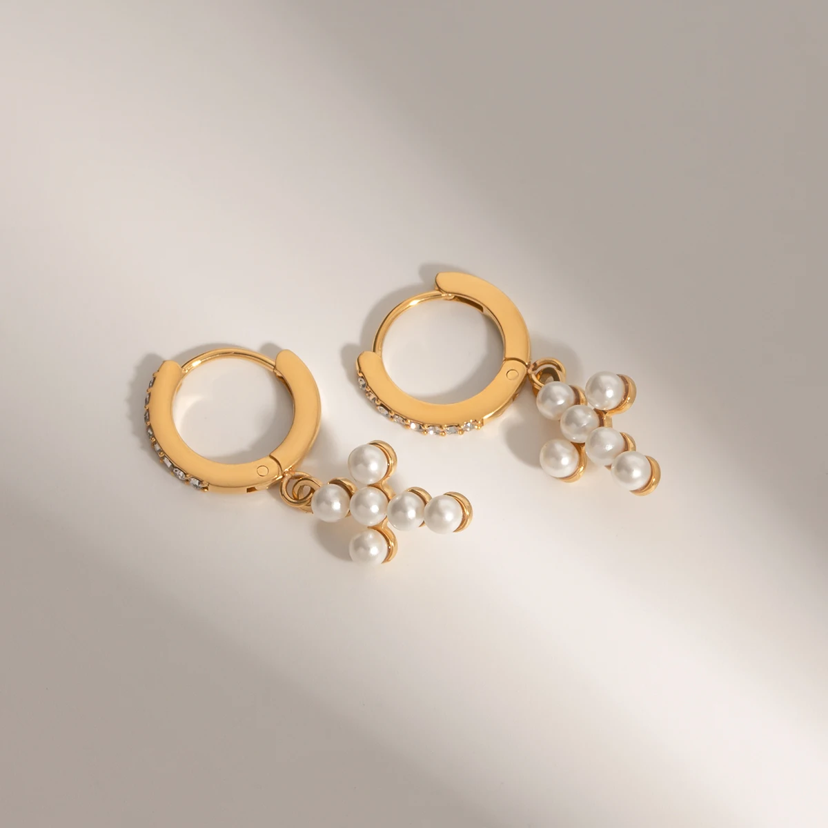 Cercei Maryam, aurii, în formă de cruce, din oțel inoxidabil, perle naturale de cultură și zirconiu, placați cu aur 18K - Colecția Universe of Pearls [4]