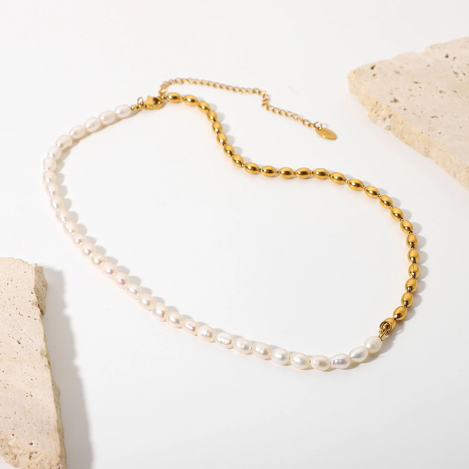 COLIERE - Colier Lottie, auriu, din oțel inoxidabil și perle naturale de cultură, placat cu aur 18K - Colecția Universe of Pearls