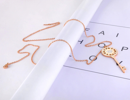 Colier Azalea, auriu rose, din oțel inoxidabil placat cu aur 18K, cu pandantiv în formă de cheie - Colecția Parisian [3]