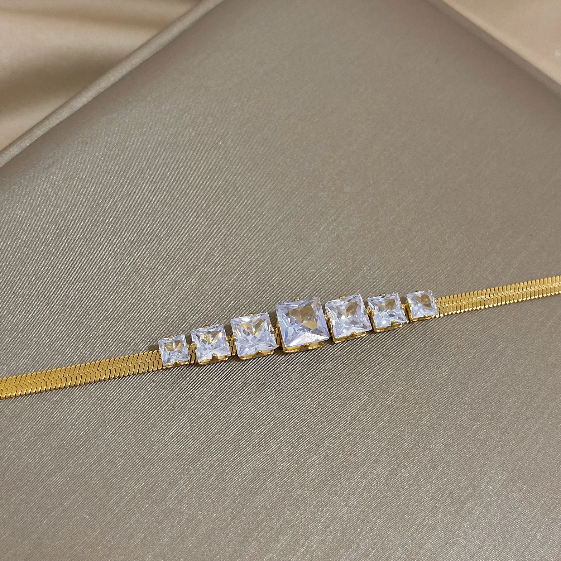 Colier Lily, auriu, din oțel inoxidabil placat cu aur 18K, decorat cu zirconiu [3]