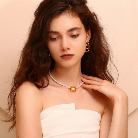 Colier Dorothea, auriu, cu perle și pandantiv în formă de floare, din oțel inoxidabil placat cu aur 18K - Colecția Universe of Pearls [2]