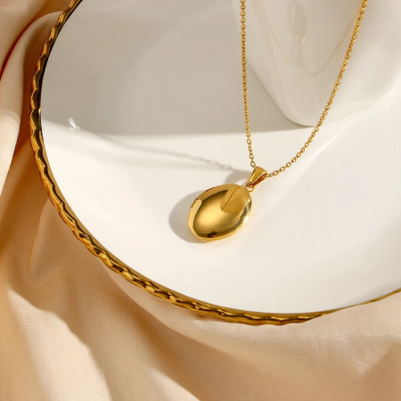 Colier Rhodes, auriu, din oțel inoxidabil placat cu aur 18K, cu pandantiv care se deschide (locket) [1]