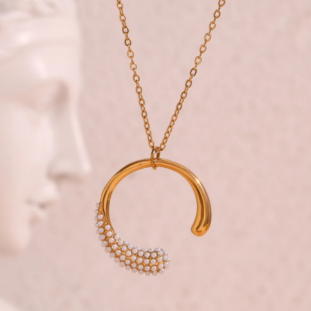 Colier Mabelyn, auriu, cu perle și pandantiv circular, din oțel inoxidabil placat cu aur 18K - Colecția Universe of Pearls [1]