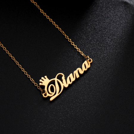 BIJUTERII PERSONALIZATE - Colier personalizat Adley, din oțel inoxidabil placat cu aur 18K, cu pandantiv coroană