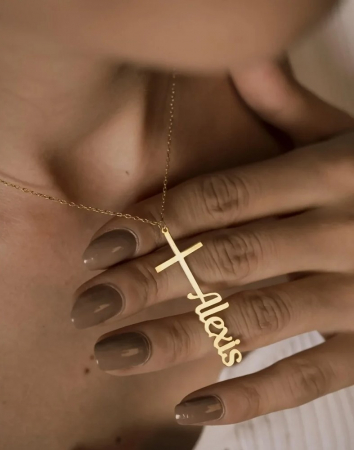 Colier personalizat Vivian, cu pandantiv cruce, din oțel inoxidabil placat cu aur 18K [1]