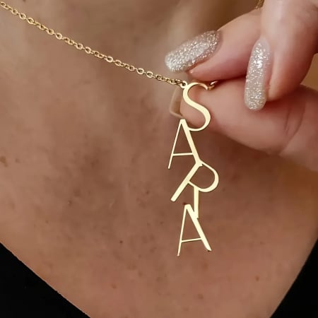 BIJUTERII PERSONALIZATE - Colier personalizat Ava, cu pandantiv lung, din oțel inoxidabil placat cu aur 18K