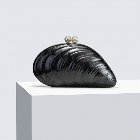 Geantă clutch premium Cattleya, în formă stilizată de scoică, cu aspect sidefat marmorat [1]