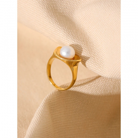 Inel Selene, auriu, din oțel inoxidabil placat cu aur 18K și perlă de cultură - Colecția Universe of Pearls [1]