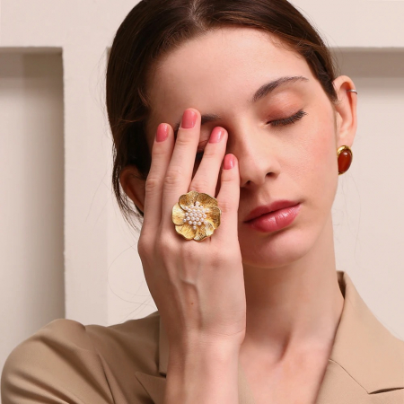 Inel Erie, auriu, în formă de floare, cu perle, din oțel inoxidabil placat cu aur 18K - Colecția Universe of Pearls [2]