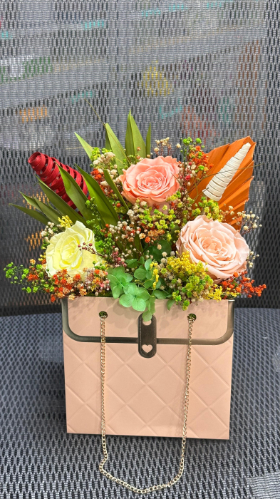 Poseta decorativa eleganta cu aranjament somon-verde, trandafiri si hortensie criogenate [3]