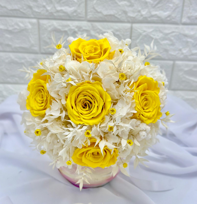 Buchet flori criogenate cu trandafiri, hortensie, plante stabilizate delicate, alb-galben, ideal pentru nunta sau cadou [2]