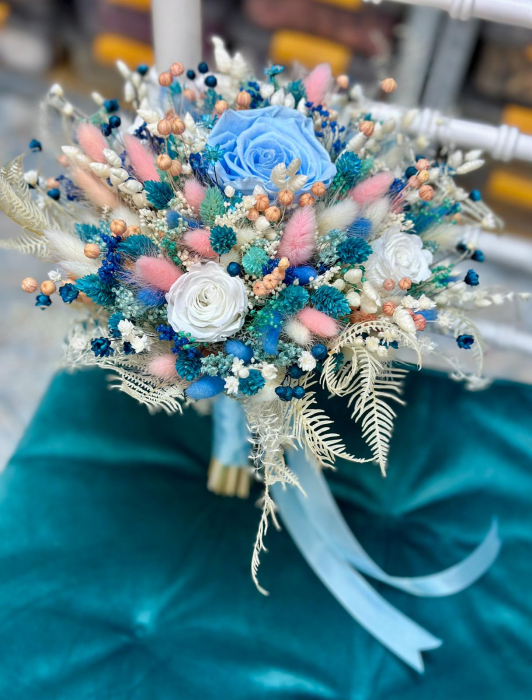 Buchet  personalizabil cu trandafirI criogenatI si flori  naturale uscate predominant blue [5]