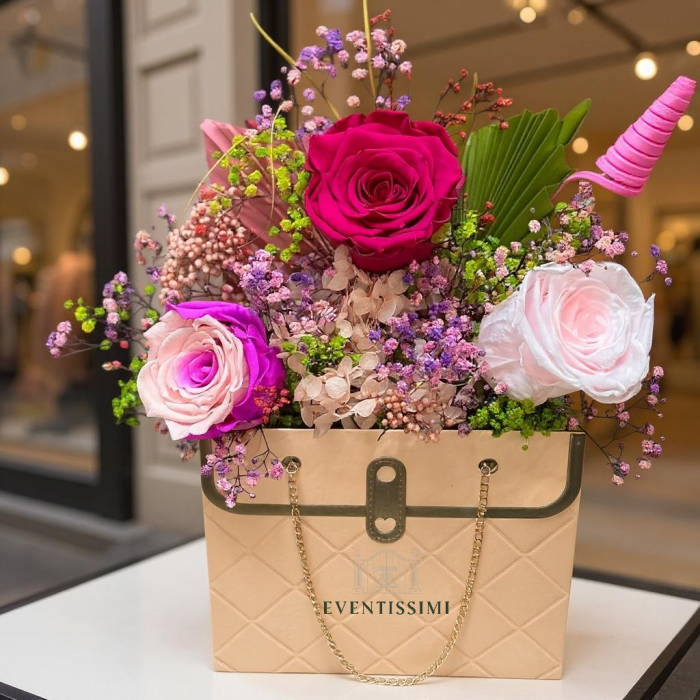 Poseta decorativa eleganta cu aranjament multicolor, trandafiri si hortensie criogenate [3]