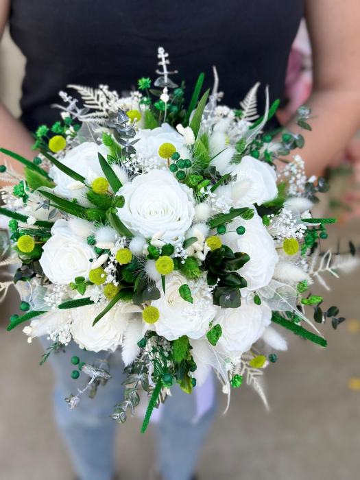 Buchet flori criogenate cu 17 trandafiri, plante verzi delicate ,eucalipt si feriga, rezistent , ideal pentru buchet mireasa sau ocazii speciale [4]