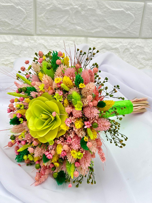 Buchet personalizabil cu flori naturale uscate si stabilizate roz-verde, rezistent peste ani [3]