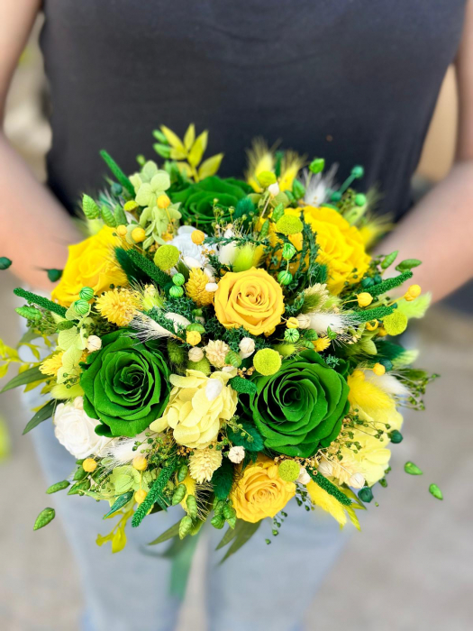 Buchet flori  rezistent, cu 11 trandafiri criogenati, hortensie,plante stabilizate delicate , ideal pentru ocazii speciale [2]