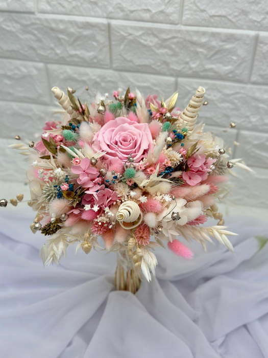 Buchet roze personalizabil cu trandafir, hortensie criogenata si elemente naturale uscate [2]