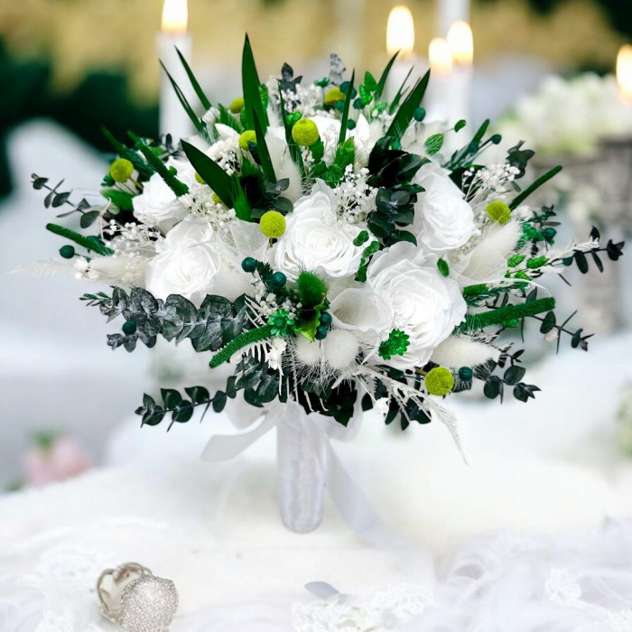 Buchet flori criogenate cu 17 trandafiri, plante verzi delicate ,eucalipt si feriga, rezistent , ideal pentru buchet mireasa sau ocazii speciale [2]
