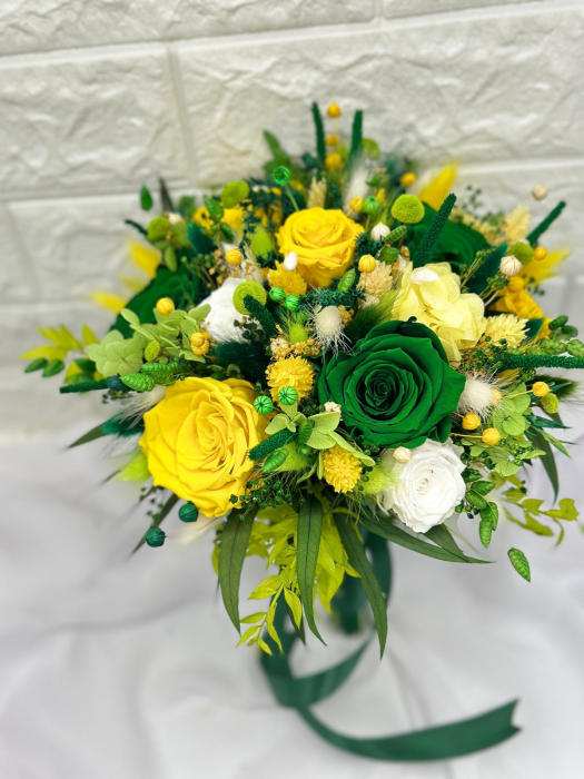 Buchet flori  rezistent, cu 11 trandafiri criogenati, hortensie,plante stabilizate delicate , ideal pentru ocazii speciale [3]