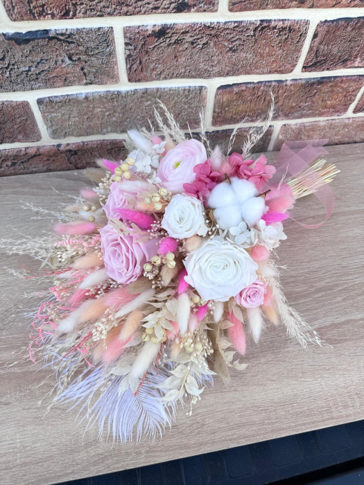 Buchet Boho Diafan cu Trandafiri și Bujori Criogenati, Plante Uscate și Pene  decorative de Struț [4]