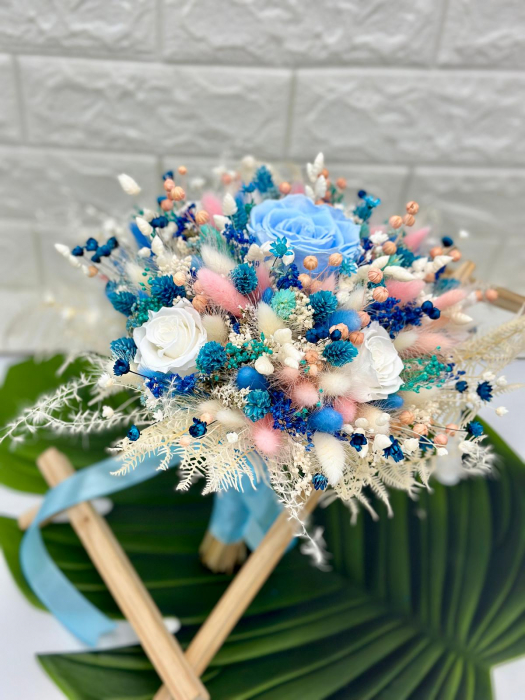 Buchet  personalizabil cu trandafirI criogenatI si flori  naturale uscate predominant blue [4]