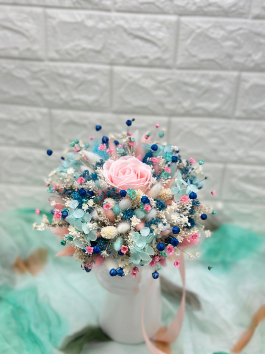 Buchet mic cu trandafir, hortensie si mix de flori naturale uscate, roz-albastru [3]