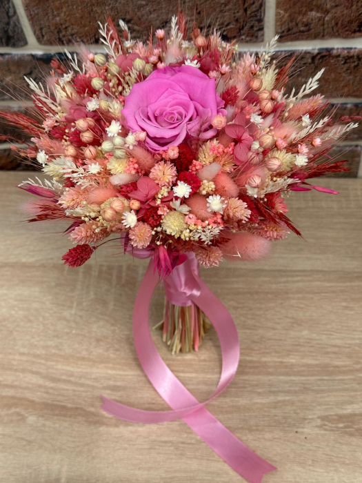 Buchet roz intens  personalizabil cu trandafiri criogenati si flori  naturale uscate [3]