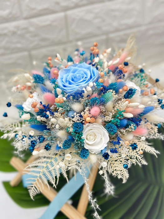 Buchet  personalizabil cu trandafirI criogenatI si flori  naturale uscate predominant blue [3]