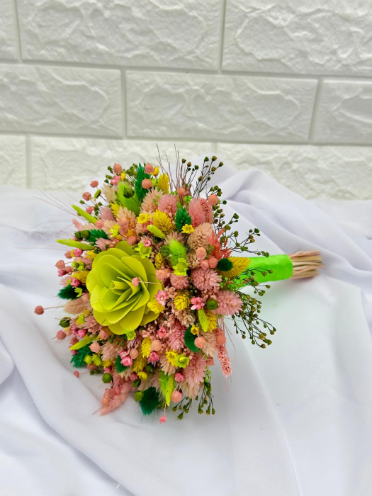 Buchet personalizabil cu flori naturale uscate si stabilizate roz-verde, rezistent peste ani [2]