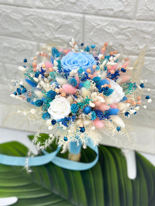 Buchet  personalizabil cu trandafirI criogenatI si flori  naturale uscate predominant blue [2]