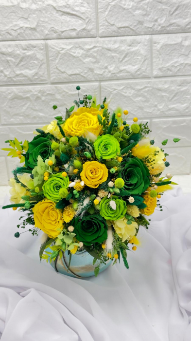 Buchet flori  rezistent, cu 11 trandafiri criogenati, hortensie,plante stabilizate delicate , ideal pentru ocazii speciale [5]