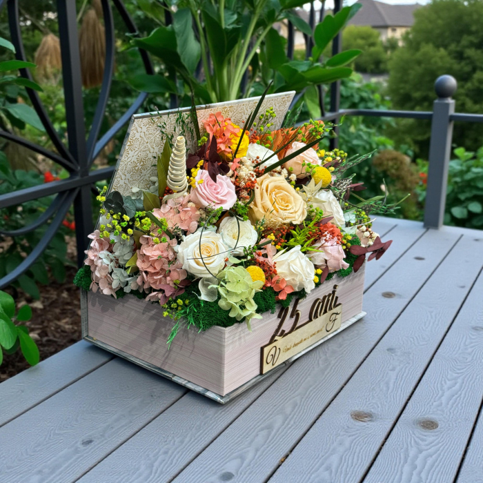 Aranjament premium cu flori naturale criogenate si stabilizate in carte decorativa personalizabila [2]