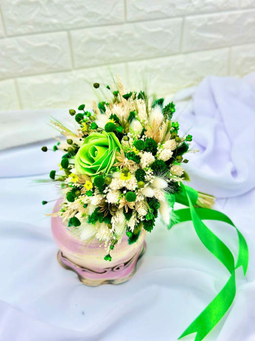 Buchet mic cu trandafir si mix de flori naturale uscate, alb- verde [2]