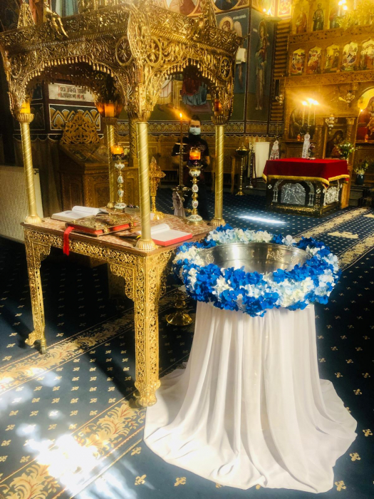Inchiriere Aranjament cristelnita, alb-albastru pentru Botez baiat – Eleganță Personalizată [2]
