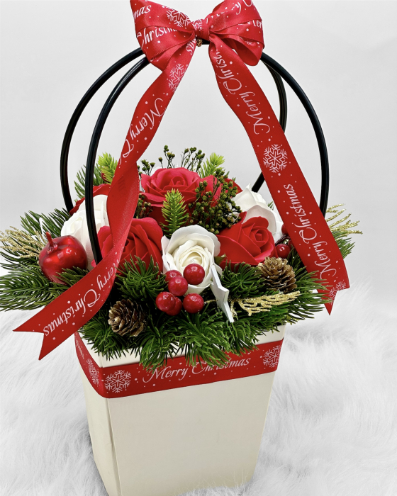 Aranjament de Craciun cu 9 trandafiri din sapun si brad in cosulet (Multicolor) [2]