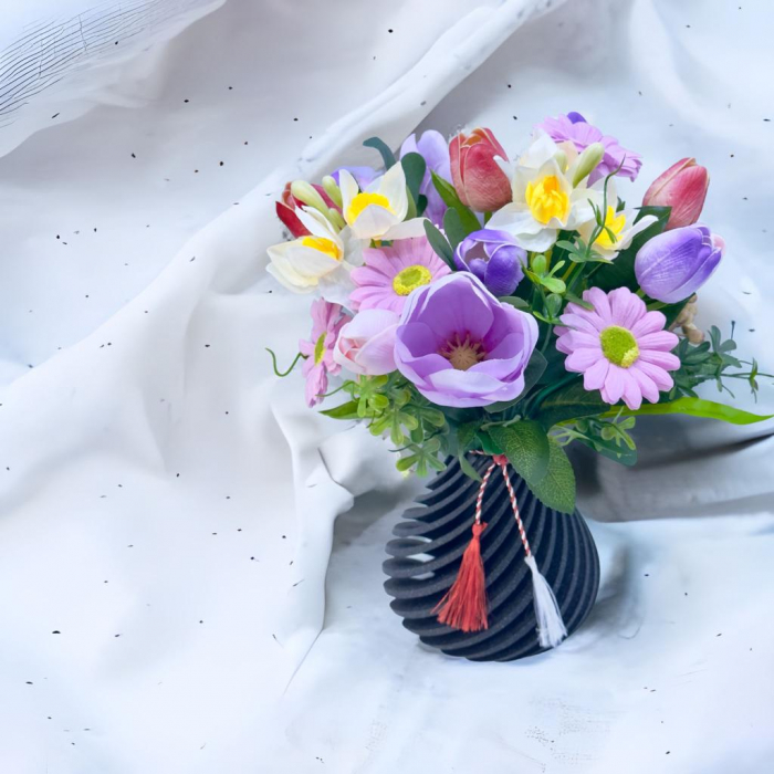 Aranjament floral cu lalele, narcise, crizanteme și magnolii (Multicolor) [3]