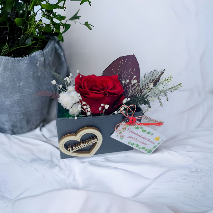 Aranjament floral cu trandafir criogenat, plante criogenate si uscate pe pat de licheni (Rosu) [2]