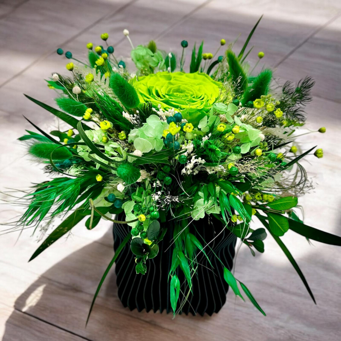 Aranjament floral cu trandafir criogenat verde  si plante stanilizate, in vas negru 3D [2]