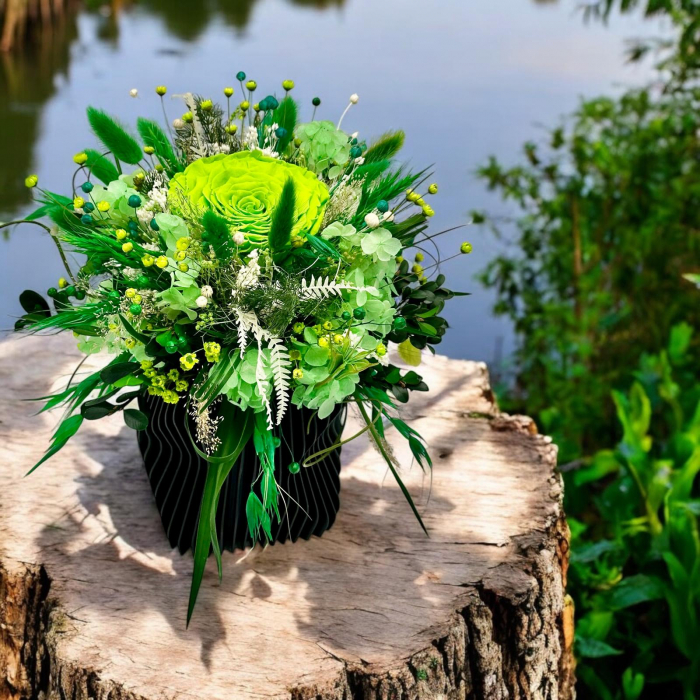 Aranjament floral cu trandafir criogenat verde  si plante stanilizate, in vas negru 3D [3]