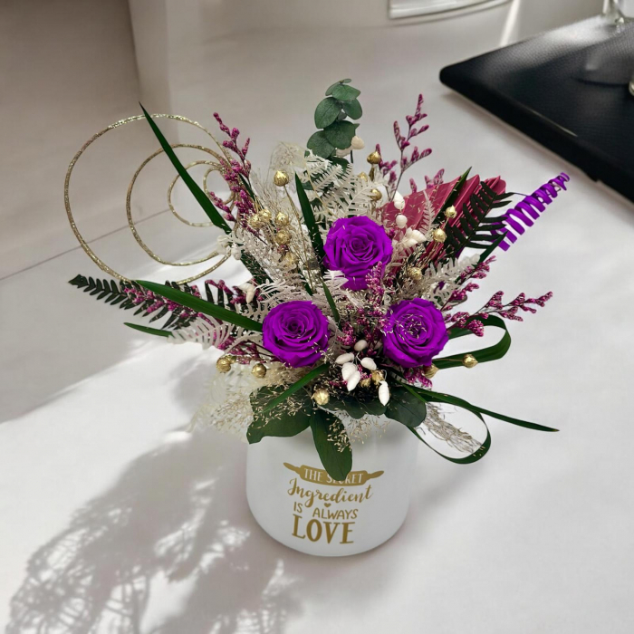 Aranjament floral cu trandafiri criogenati si plante criogenate (Multicolor) [2]
