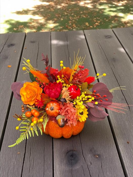 Aranjament floral de toamnă /  Halloween , în dovleac – decor handmade cu flori artificiale și naturale uscate [4]