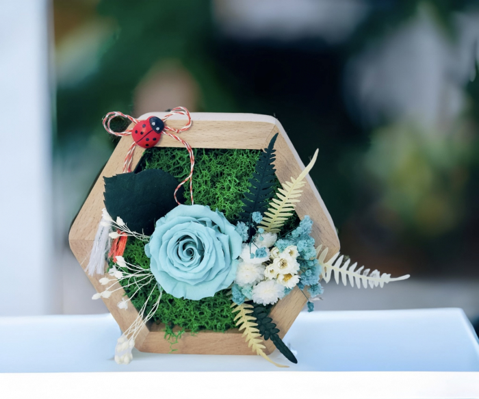 Aranjament floral hexagon cu licheni , mini roza si plante criogenate (Bleu, verde) [2]