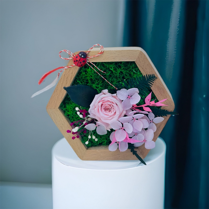 Aranjament floral hexagon cu licheni , mini roza si plante criogenate (Roz) [3]