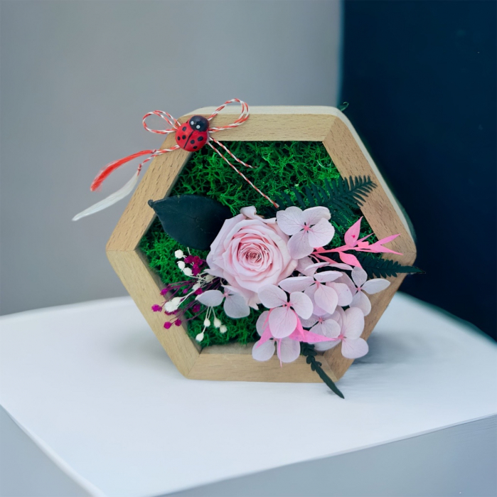 Aranjament floral hexagon cu licheni , mini roza si plante criogenate (Roz) [2]