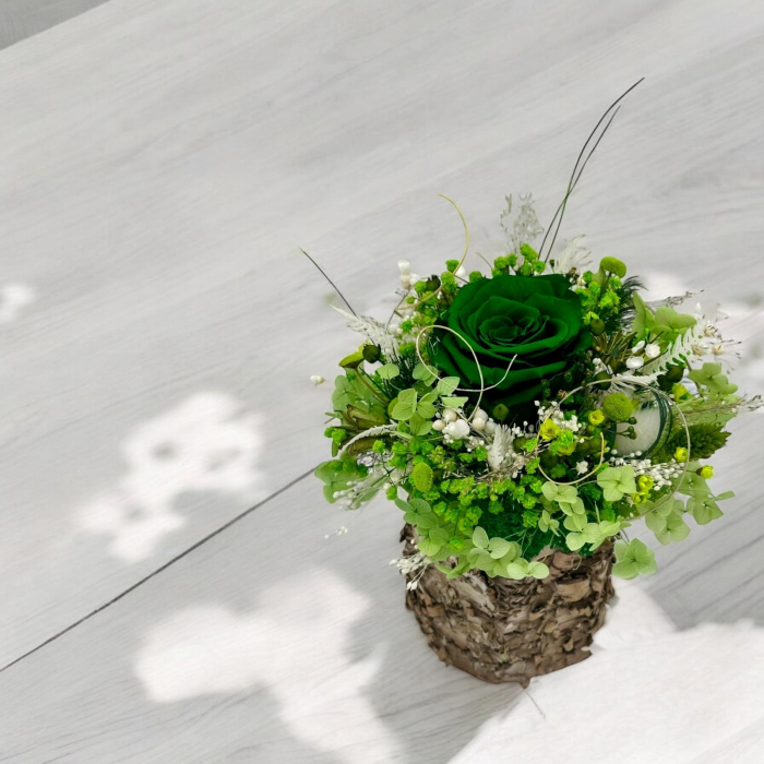 Aranjament floral mic cu licheni, trandafir si plante naturale criogenate si stabilizate in scoarta mesteacan [3]